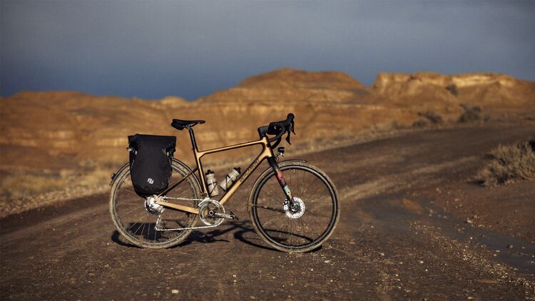 Bergamont,Grandurance RD,Gravelbike,Seitenansicht auf Schotter mit Taschen