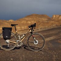 Bergamont,Grandurance RD,Gravelbike,Seitenansicht auf Schotter mit Taschen