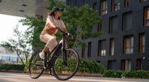 City E-Bike I Decathlon Btwin 920 LD E Automatic I Image vor Häuserfassade