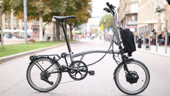 City E-Bike I Test E-Faltrad Brompton Electric P-Line Urban I Seitenansicht 