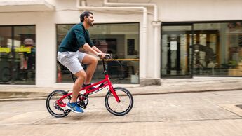 Citybike Faltrad I Tern BYB I Fahrbild Mann vor Schaufenster