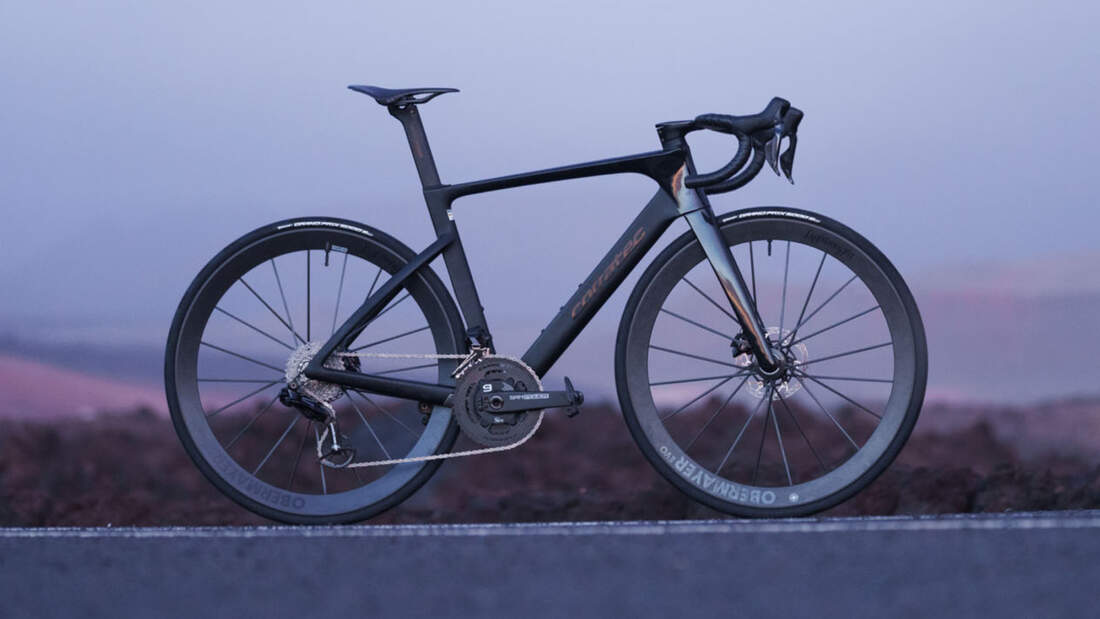 Corratec EVO Ultra,Rennrad,blauer Himmel Hintergrund,Seitenansicht