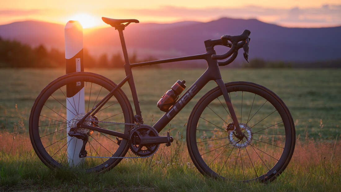 Cube Attain C:62 SLT,Rennrad,2025,mit Sonnenuntergang