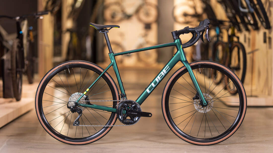 Cube Attain SLX,2025,Rennrad,Seitenansicht,heller Hintergrund