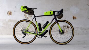 Custom-made Bikes made in Europe I Fern I Gravelbike mit Bikepackingtaschen in Seitenansicht