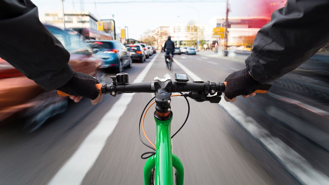 https://img1.bike-x.de/Cyclist-drives-on-the-bike-path-past-the-traffic-jam-First-person-view-of-cyclist-motion-blur-169FullWidth-87d4dfec-2068980.jpg