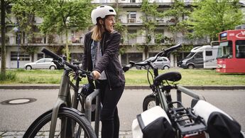 E-Bike kaufen oder leasen I Image Frau mit E-Bike