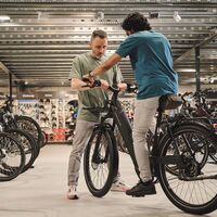 E-Bike kaufen oder leasen I Verkaufsgespräch beim Fahrradhändler