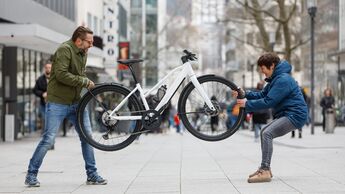 E-Bikes günstig kaufen I Mann und Frau streiten sich um ein E-Bike