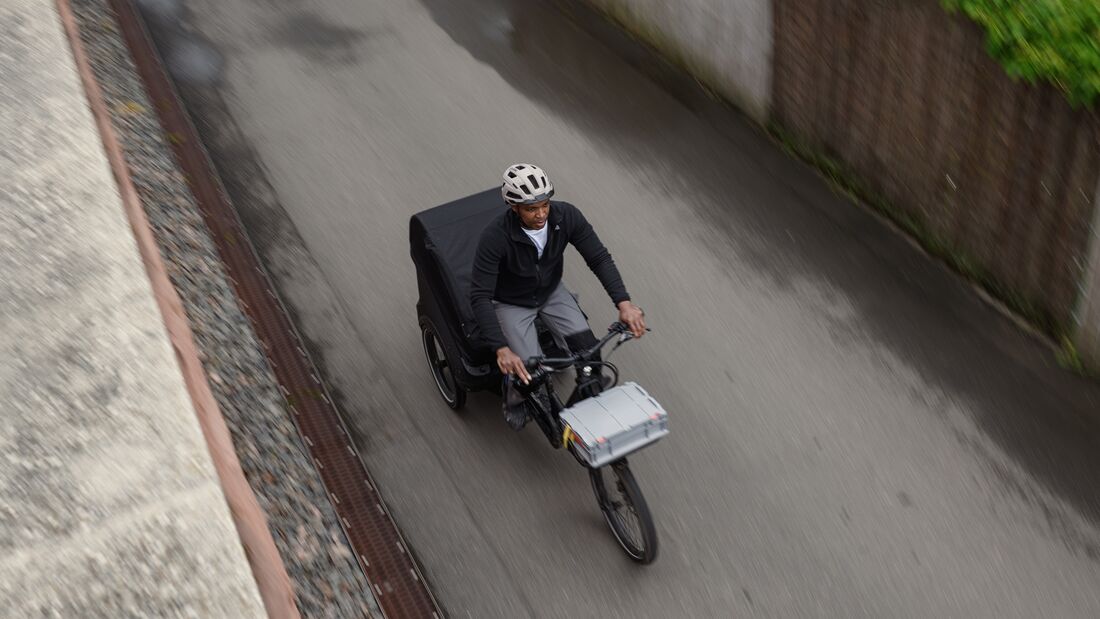 E-Lastenrad I Cube Trike Hybrid I Fahrbild Mann Vogelperspektive