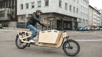 E-Lastenrad I Test Rethink Truck Truck I Fahrbild Frau in Stuttgart mit nachhaltigem E-Lastenrad aus Holz
