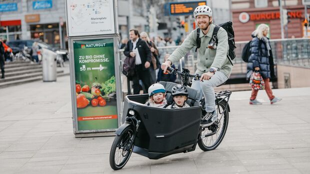 E-Lastenrad I Test Riese und Müller Packster 70 Vario I Fahrbild Mann und 2 Kinder unterwegs