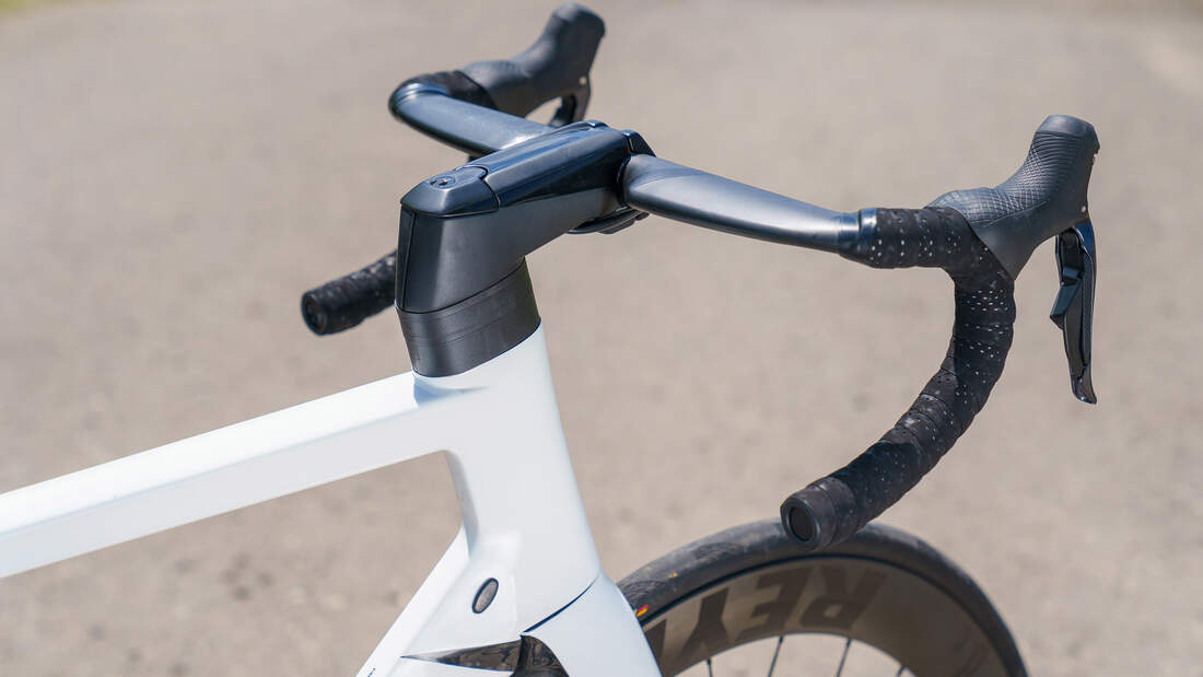 Test: Aero-Rennrad Felt AR Advanced Ultegra Di2 im Einzeltest | bike-x.de