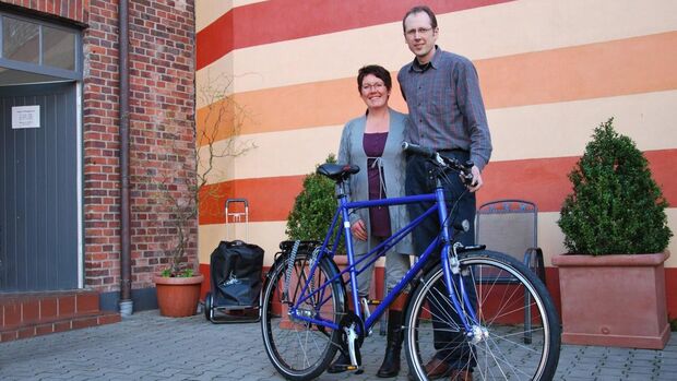 Frank Raußen mit Frau vor seinem Geschäft XXL Fahrräder