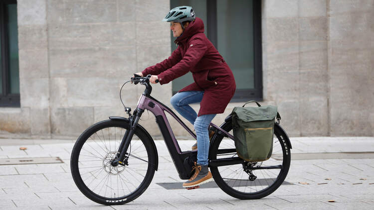 Frau auf E-Bike