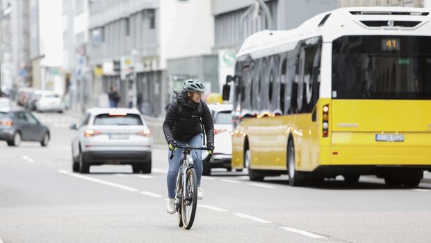 Frau fähr im Stadtverkehr, Sportliches Stadtrad, Randonneur von Breezer Bike Doppler Pro
