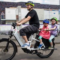 Hintereinander über dem Hinterrad - auch diese Möglichkeit des Kindertransports ist ein gute Lösung. Vorteil: Das Rad ist nicht übermäßig lang und auch nicht breiter als ein normales Fahrrad.