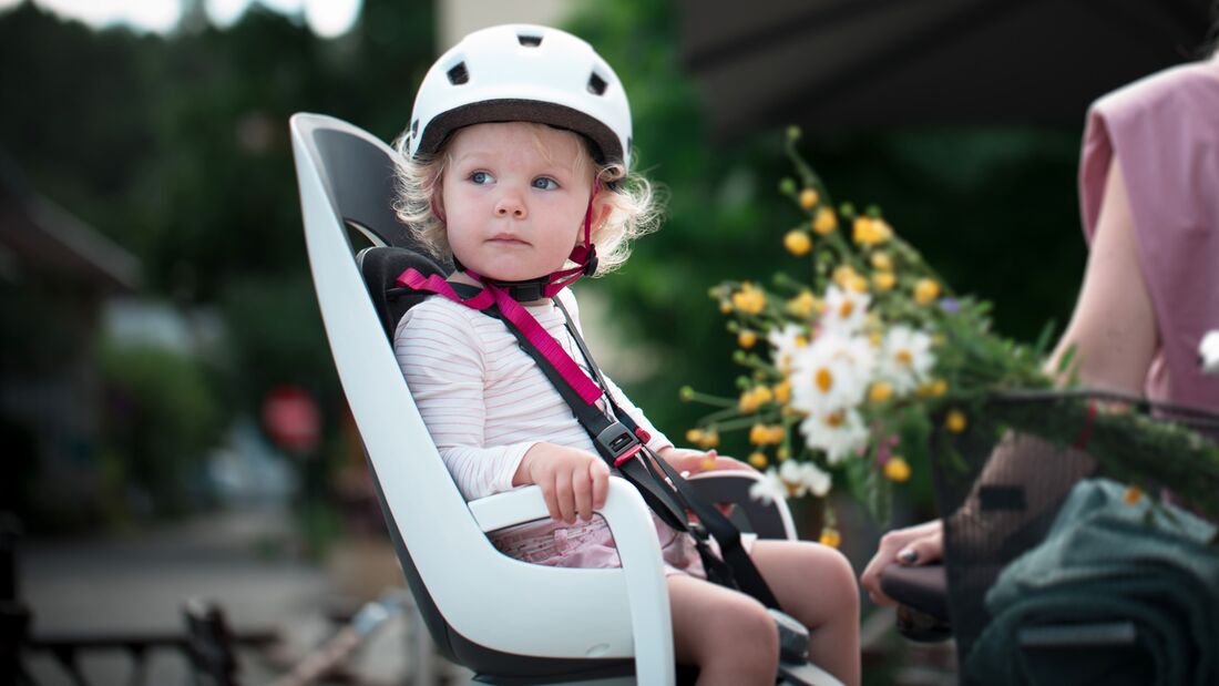 Kindertransport Fahrrad I Kindersitz I Kleinkind im Fahrrad-Kindersitz hinten