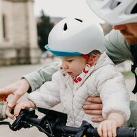 Kleines Mädchen begutachtet Cockpit des Riese und Müller Lastenrads Packster