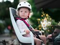 Kleinkind im Fahrrad-Kindersitz hinten