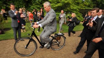 König Charles III auf einem E-Bike