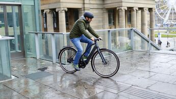 Light E-Bike Flyer Upstreet SL im urbanen Stuttarter Umfeld