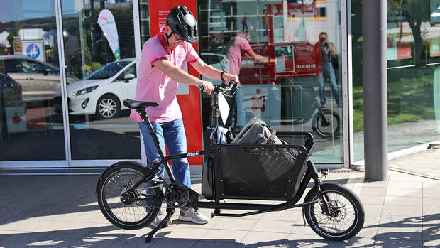 Mánn mit Muli kompaktem Lastenrad