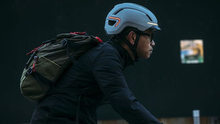 Mann auf Fahrrad mit Giro Mips Helm,  urbanes Umfeld bei Dunkelheit