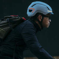 Mann auf Fahrrad mit Giro Mips Helm, urbanes Umfeld bei Dunkelheit