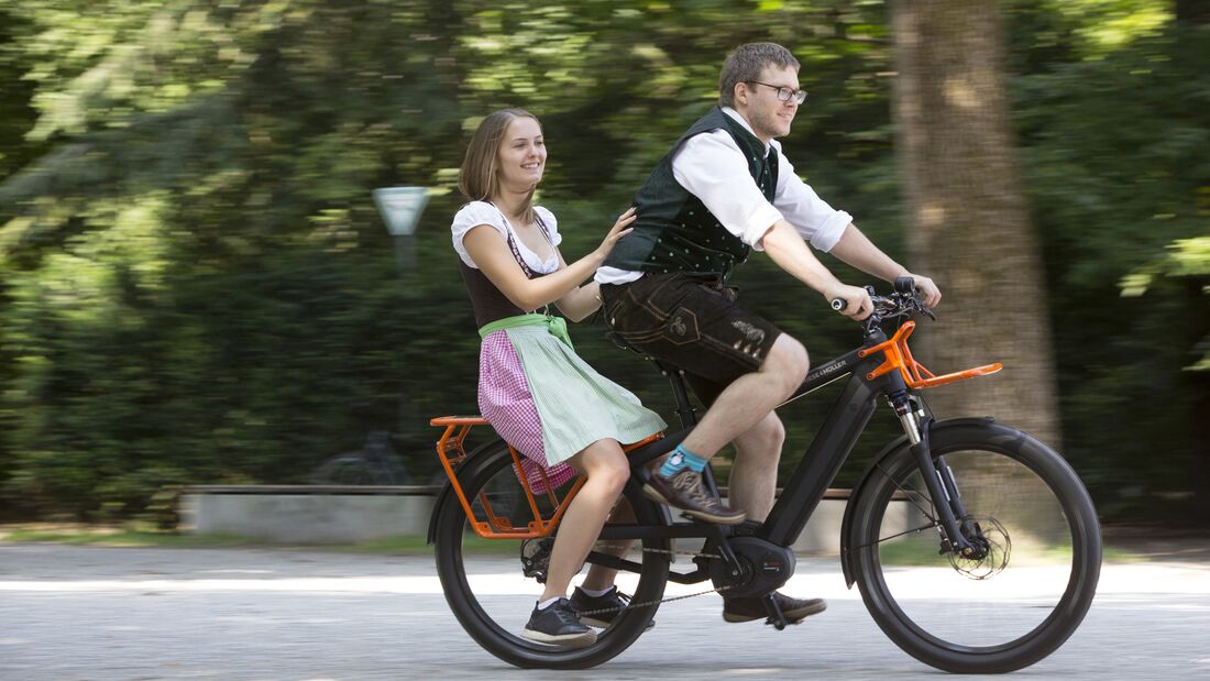 Mann und Frau fahren auf Riese und Müller Elektrobike