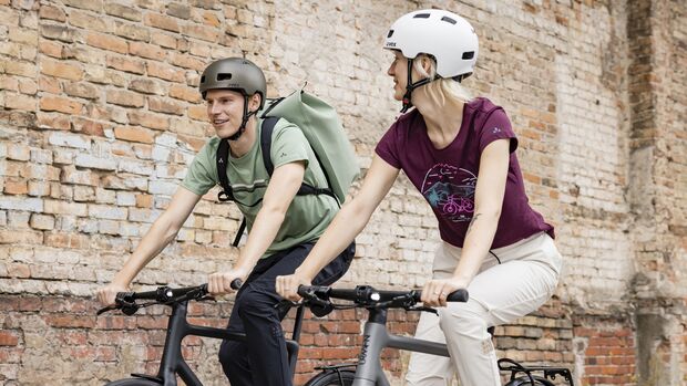 Nachhaltiger City- und E-Bike Helm Uvex Urban Planet I Fahrbild Mann und Frau