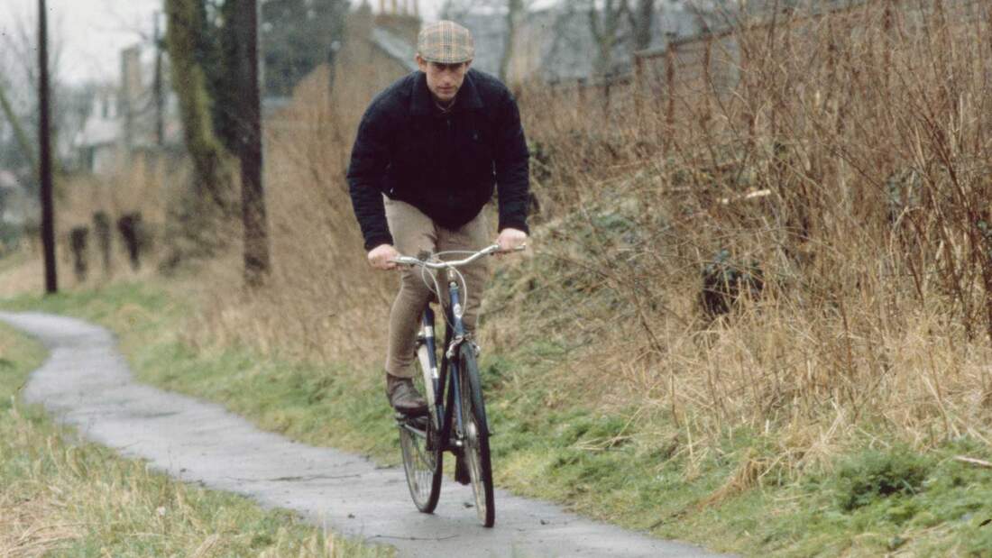 Prince Charles, Fahrrad, Saxon Cottage Stables in Lambourn, Berkshire, England, 10th March 1981