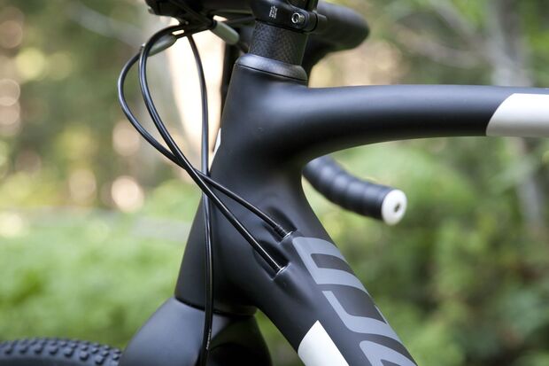 RB-2013-Specialized-Crux-Expert-Carbon-Disc-cyclocross-bike-Rahmen-draussen-nils (jpg)