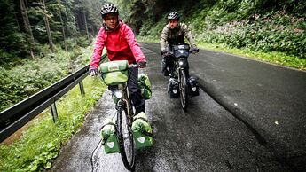 Radfahren bei Regen I Trekkingrad I wasserdichte Packtaschen und Regenbekleidung