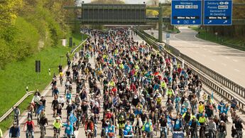 Radfahrer auf dem Münchener Autobahnring