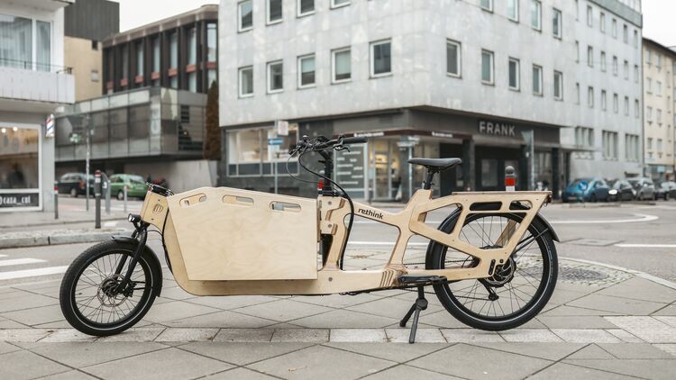 Seitenansicht Nachhaltiges RETHINK E-Lastenrad aus Holz