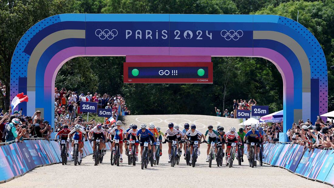 Starterfeld des Damen Cross-Country-Rennen bei den Olympischen Spielen in Paris 2024