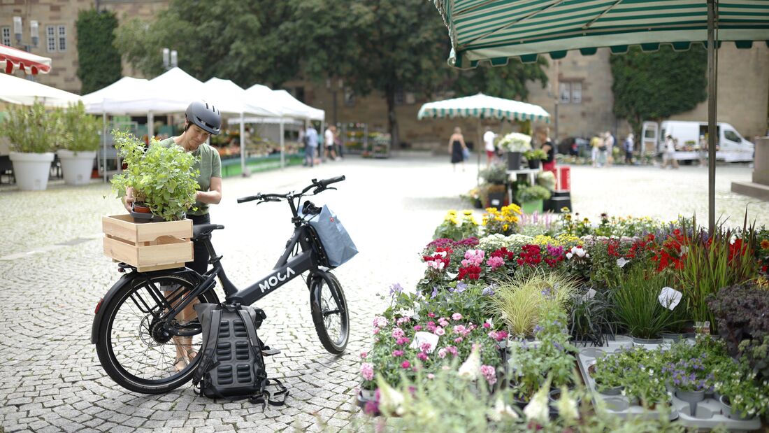 Test E-Bike I Kompaktes E-Lastenrad I Moca Einkauf auf dem Markt
