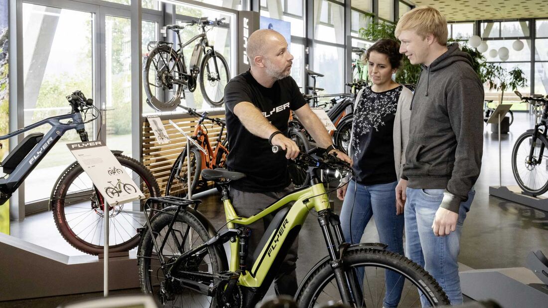 Verkaufsgespräch zwischen Fahrrad-Händler und Kunden
