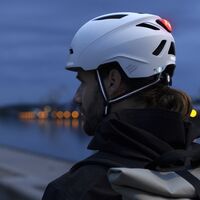 Weißer Uvex Fahrradhelm mit roter LED für mehr Sichtbarkeit