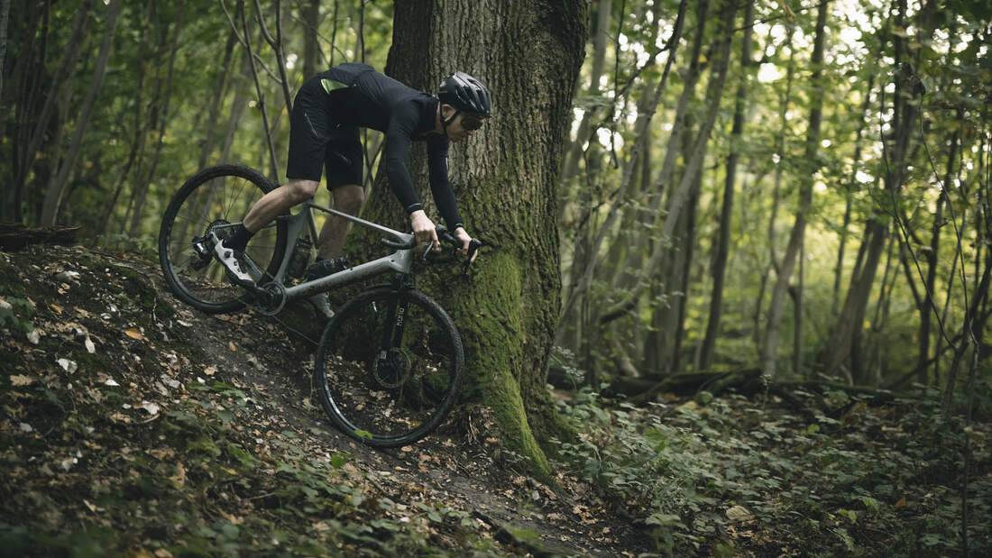 YT  Szepter Gravel Bike mit Federgabel in Aktion auf dem Trail