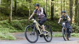 Zwei Frauen unterwegs in der Natur mit Flyer E-Bikes
