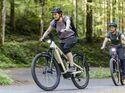 Zwei Frauen unterwegs in der Natur mit Flyer E-Bikes