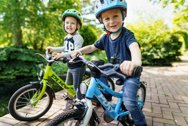 Zwei Jungen auf Puky Fahrrad