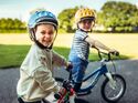 Zwei Kinder auf Woom Laufrad