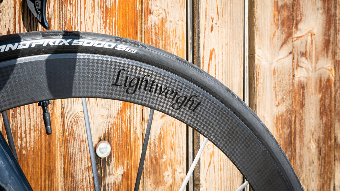 corratec CCT Evo Ultra,Rennrad,Laufrad,Reifen,vor Holztür
