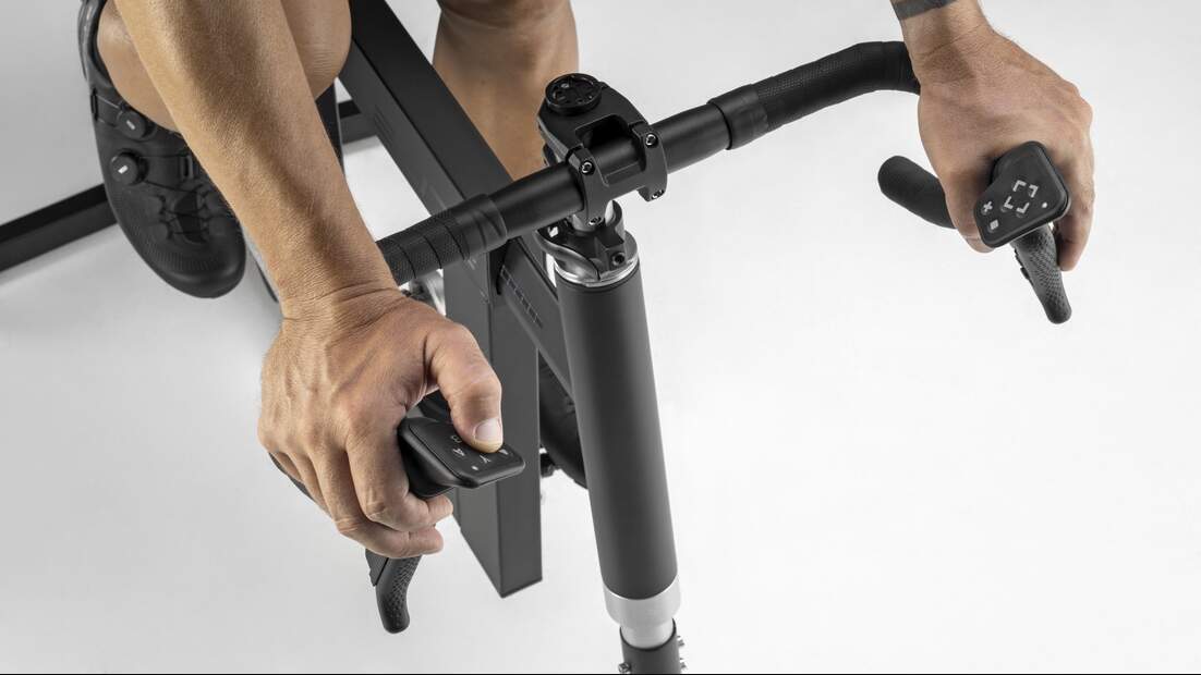 Cockpit des Elite Square Smart Frame