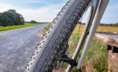 Hutchinson Caracal,Gravelreifen,Pneus,Semi-Slick,Schotterweg,Wiese links