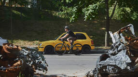 Anton Shooski mit dem Fahrrad in Kyjiw