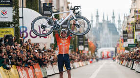 Gravelbike WM 2024 Zielfoto van der Poel